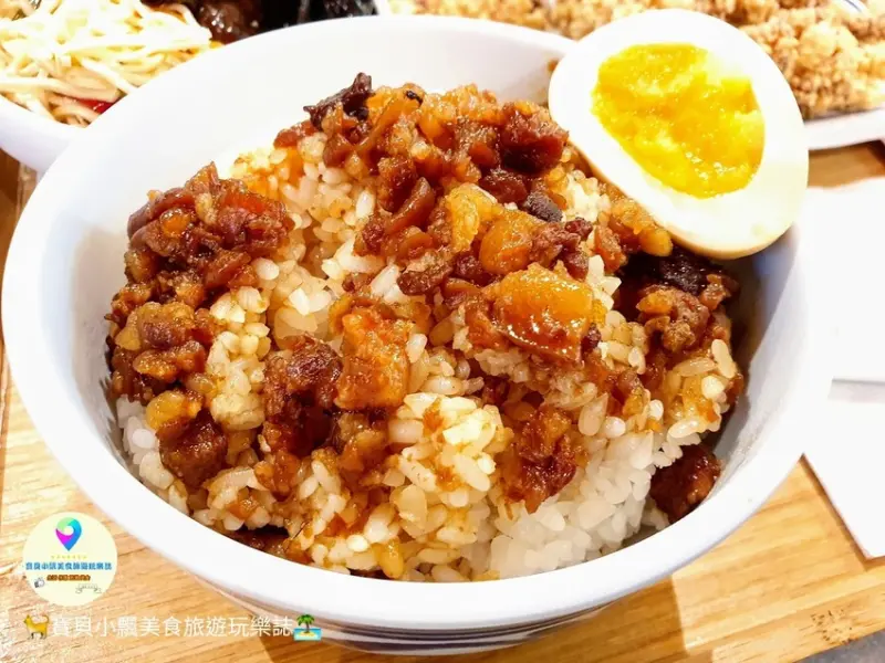 [食]台北 國民美食 滷肉魯汁香氣四溢 炸物鹹酥雞、排骨，金黃酥脆 多汁可口 台灣滷肉節嚴選店家 玉女號魯肉飯