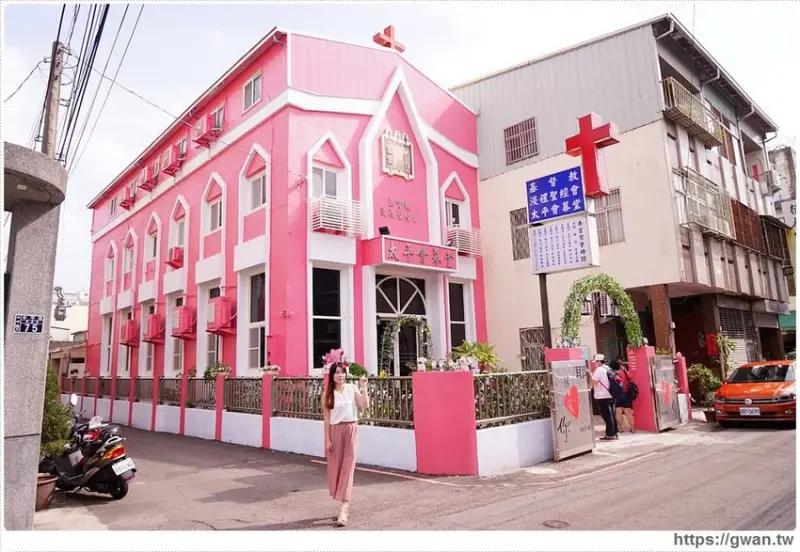 免飛越南！台中也有超夢幻粉紅教堂，藏在巷子裡的太平會幕堂 - 吃關關