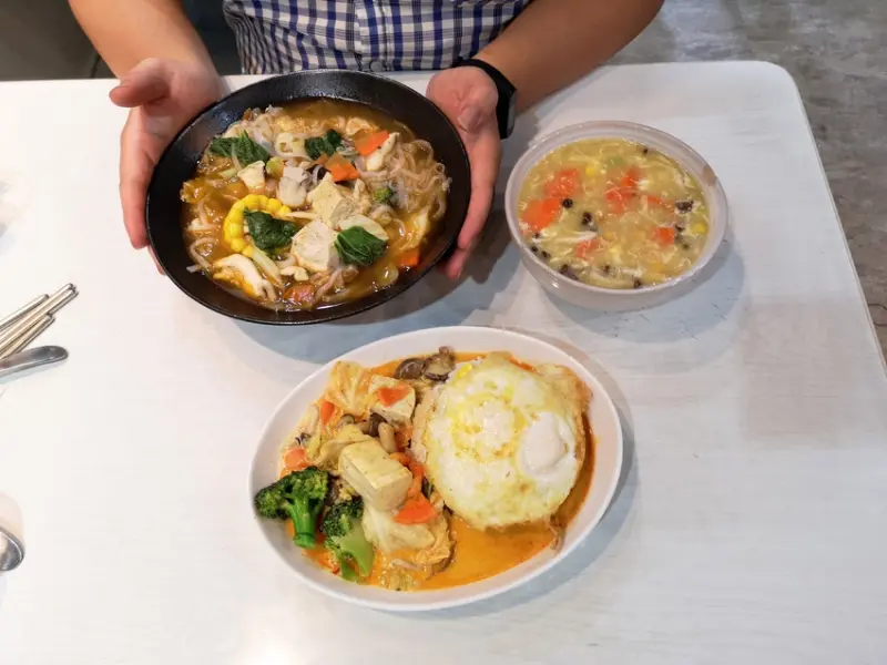 【新北板橋美食】有間廚房健康蔬食，將素食與泰式料理做結合，價格平價又美味，近捷運江子翠站！