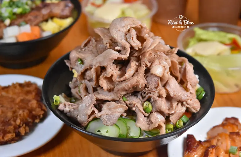 加購雙倍肉量，讓肉片鋪滿整個表面看不到白飯，限時2天買一送一。妮妮布魯