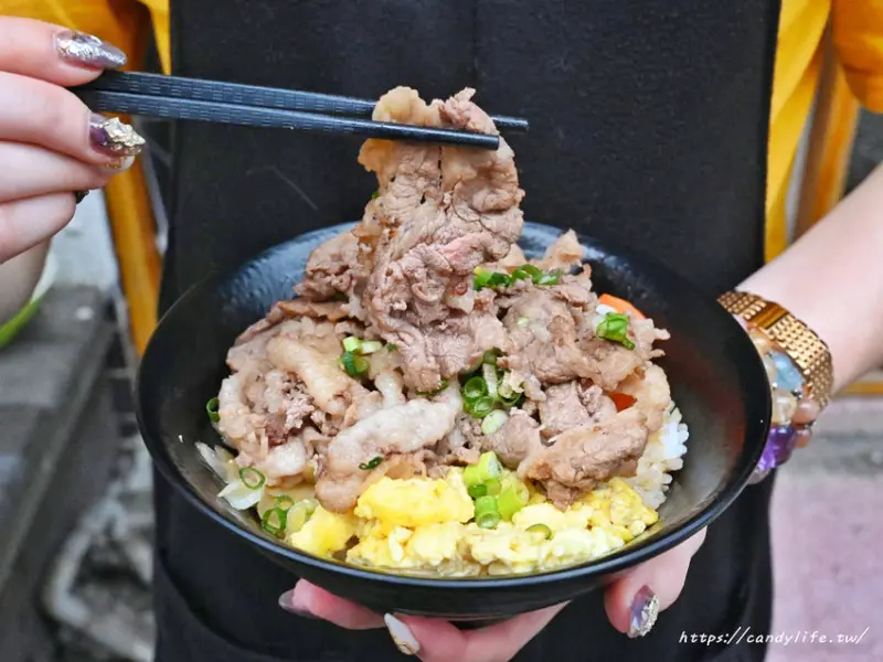 義崎丼│台中日式肉肉丼飯推薦，爆量肉肉山丼飯超過癮，最低只要銅板價，台中人氣便當外送推薦～
