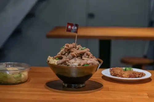【台中美食】義崎丼美德舖：堆疊成肉山大份量丼飯，肉控一起來登頂吧！