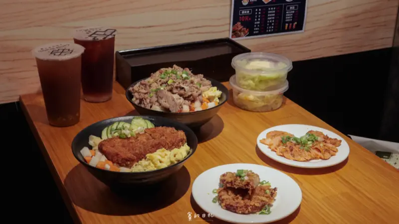 義崎丼火燄丼飯 美德舖｜台中中國醫美食｜台中日式丼飯推薦！價格CP值成正比，火焰牛五花丼飯，爆量肉肉丼飯到都溢出來了！人氣便當送