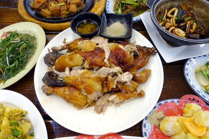 宜蘭甕窯雞-五結百匯窯烤雞海鮮快炒餐廳，烤雞和熱炒平價新鮮，團體聚餐或兩人都能享用