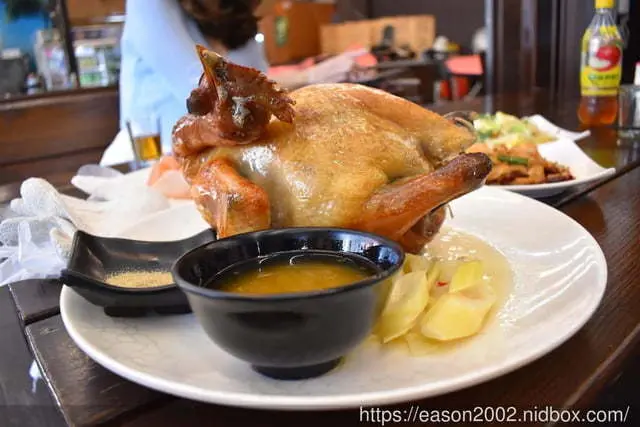 宜蘭五結美食推薦。#百匯窯烤雞海鮮快炒餐廳。榮獲宜蘭十大美食獎的窯烤雞。原汁原味的窯烤雞汁，香氣直逼撲鼻。價位親民的宜蘭美食推薦