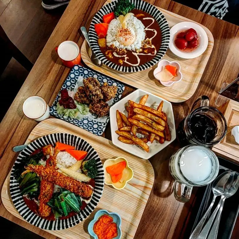 Taipei, Taiwan Hot咖喱/ 位於松山小巨蛋附近的Hot咖喱，想給你用甜甜價就能吃到好吃咖喱的直球對決👊三不五時就想開發新咖喱名單的朋友千萬別錯過囖😝😝