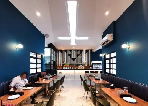 舊教堂所改裝的美麗餐酒館，餐點飲料都是浮誇系