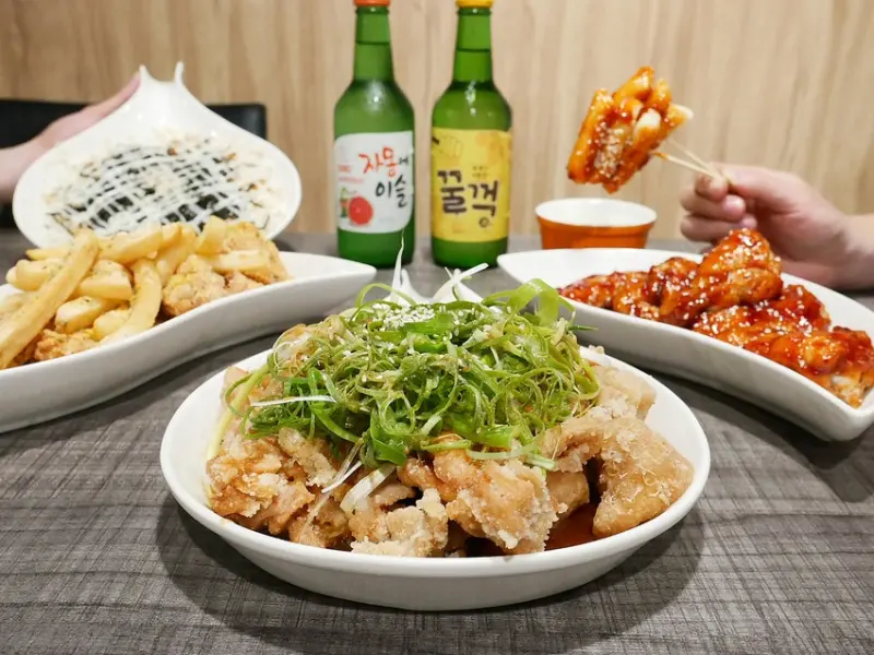 台中人氣韓式炸雞，主打正統韓式風味，酥脆麵衣搭配濃郁醬汁超夠味，青蔥芥末超醒腦-韓雞Bar興大店