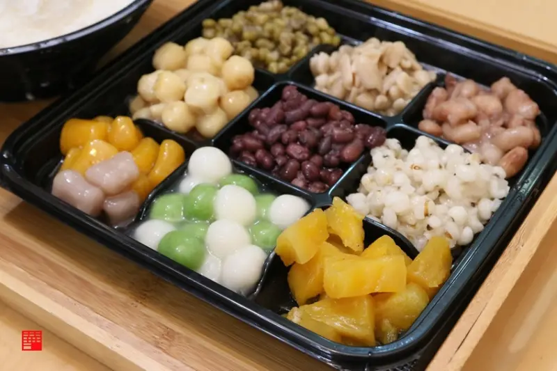 雲林美食／夏天必吃斗六綠果子手調茶飲咖啡豆花仙草　別家吃不到的IG九宮格韓國雪冰　俗擱大碗口感超綿密 - 跟著華少吃吃吃