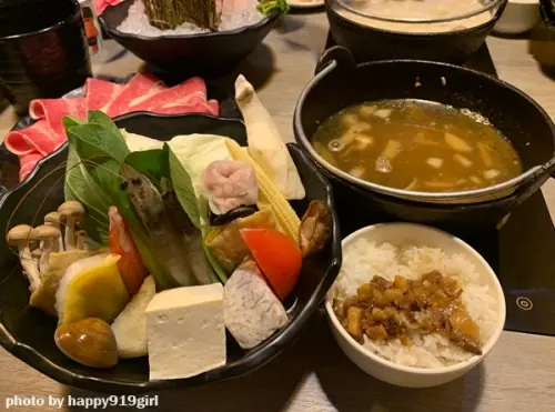 [高雄左營]築間幸福鍋物★記憶中的美味石頭鍋。明治冰淇淋吃到飽