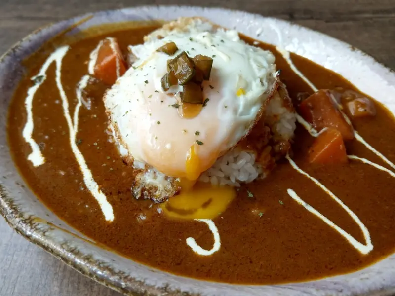 【台北大安】【老咖哩】微辣日式咖哩配上犯規等級太陽蛋, 用舌頭用眼睛品嚐都無可挑剔