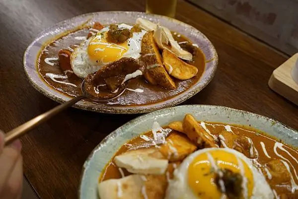 老咖哩 - 日式懷舊裝潢、濃郁微辛咖哩，台北六張犁美食推薦