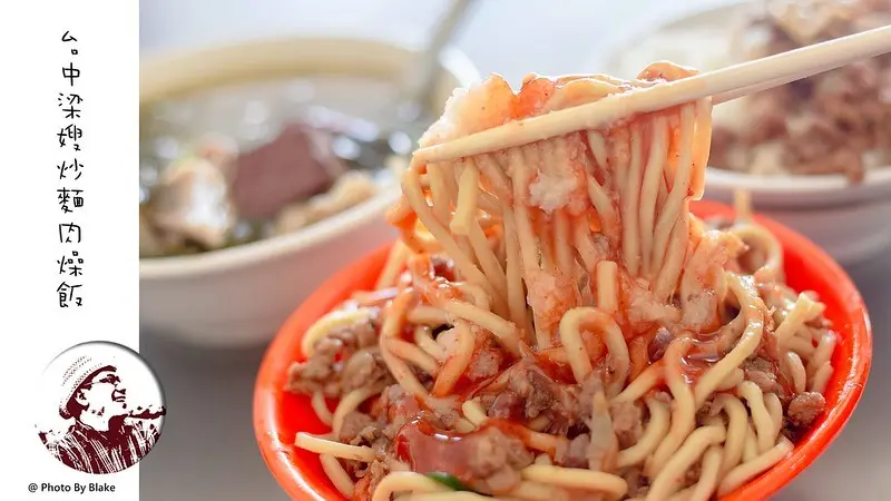 近千則評價的在地早午餐炒麵一定要加上滿滿辣椒醬跟蒜蓉，這樣子吃才夠爽｜布雷克出走旅行視界