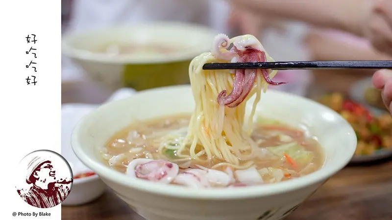 超好吃的現炒中卷羹麵，洋蔥爆香的湯頭整個很甘甜，吃的時候一定要加店家自製辣椒｜布雷克出走旅行視界