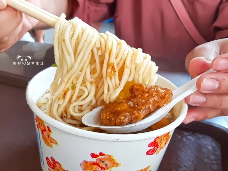 【台中大甲】𩵚魠魚羹，大甲第一市場超人氣排隊美食，用餐時段人潮滿滿，𩵚魠魚塊香酥大塊，重點是完全無腥味