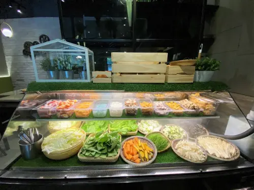 【台中 火鍋】論石間鍋物(中科店)，野菜任選自助吧搭上用心的湯底涮爽爽，火鍋出菜招很招人喜歡！