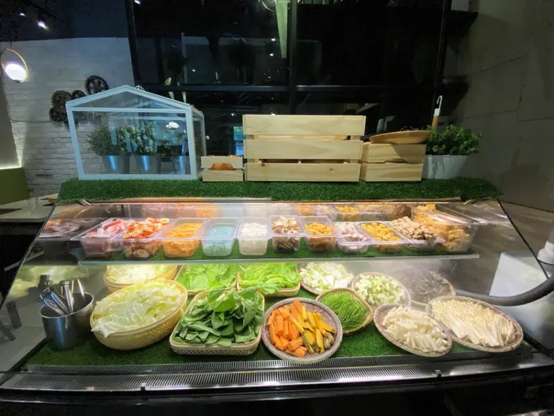 【台中 火鍋】論石間鍋物(中科店)，野菜任選自助吧搭上用心的湯底涮爽爽，火鍋出菜招很招人喜歡！