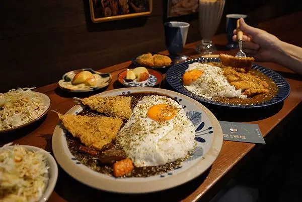 艷紅酒咖哩 - 網美等級裝潢，特色紅酒咖哩，還吃的到竹筴魚喔 ! 新北永和咖哩美食推薦!