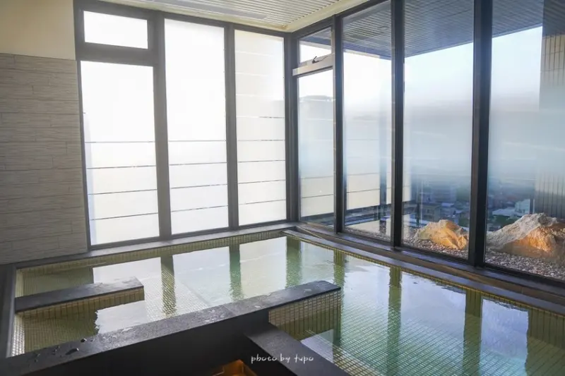 日本飯店品牌新開幕，空中日式大浴場俯瞰台北市區， 迷你吧檯免費提供零食飲品～ 早餐有好吃日本越光米、披薩、奶酪 ❤