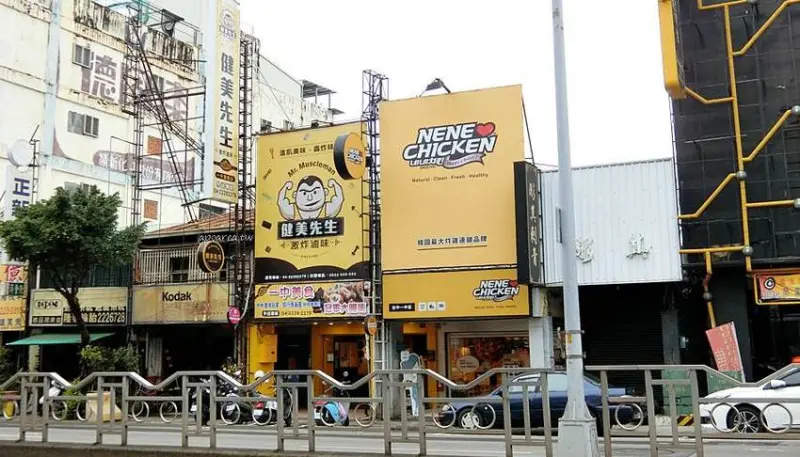 健美先生激炸滷味。先滷後炸人氣美食小吃，食尚玩家熱門推薦，必點冠軍大腸頭，一中商圈中友百貨 - 蘋果話日常