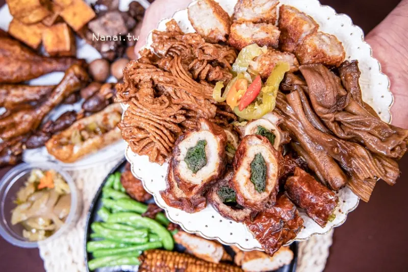 來一中沒吃過20年老滷攤就落伍啦！健美先生激炸滷味，先滷後炸獨家吃法，老饕都吃冠軍大腸頭、勁爆米腸、進擊天梯