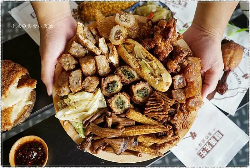 健美先生激炸滷味║一中商圈必吃銅板美食，先滷後炸驚奇滷味大變身，香氣四溢越吃越涮嘴…