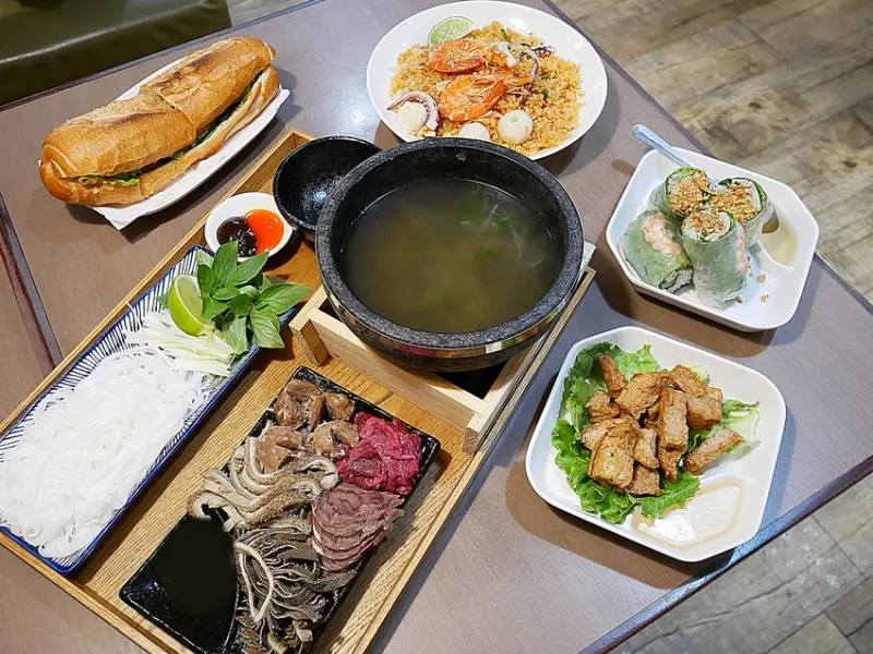 台北東區越式料理，頭一次吃到越式火鍋，必吃的越南春捲、法國麵包這邊都吃得到，越南廚師料理超道地-越春真