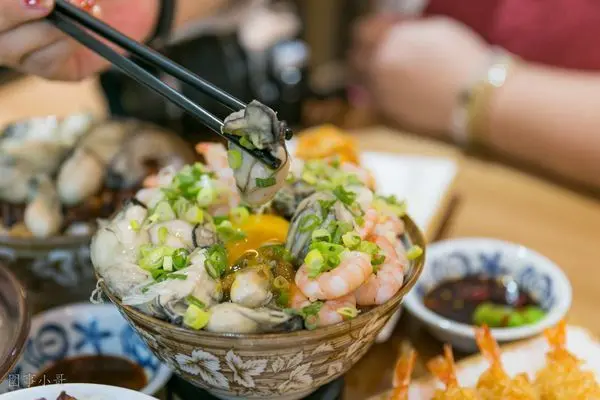 林口龜山美食-梅菊手作魯肉飯，鋪滿鮮蚵蝦子的月見痛風魯肉飯不只浮誇，還非常好吃喔！！！