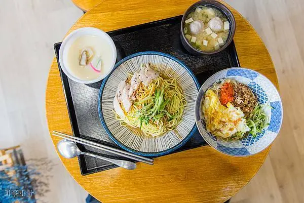 中壢內壢美食-溫鮮涼麵，這涼麵店也太網美風了！話說這悶熱的天氣裡是不是很適合來碗美味的涼麵啊？連香辣乾拌麵都爆好吃呢！
