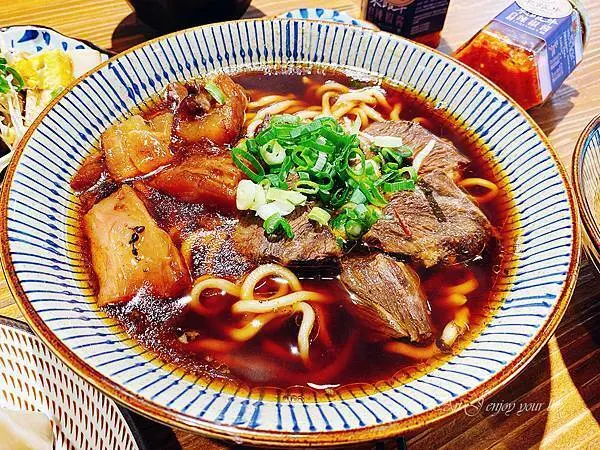 台北中山區牛肉麵│東館牛肉麵-特選老饕牛頰肉及軟Q牛筋入麵，口感超軟嫩，紅燒湯頭清爽不油膩；東館牛辣椒醬更是不凡一定要試試-我懂你的不平凡，台北ig打卡集散地