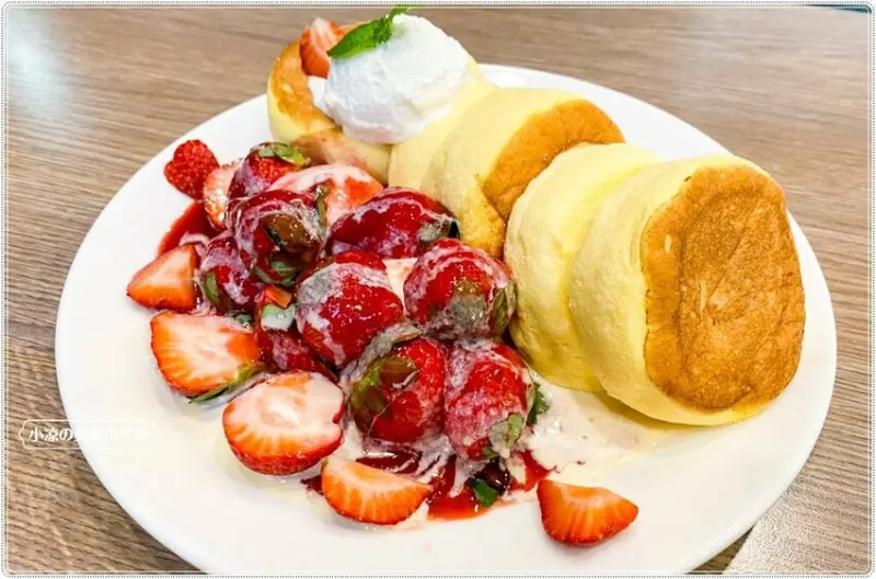 一拳咖啡║台中人氣舒芙蕾，季節限定”草莓派對舒芙蕾”，滿滿的草莓超療癒、非吃不可的夢幻甜品！！