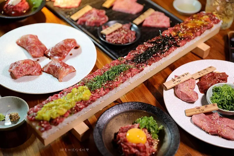 台北東區鹿兒島和牛新鮮直送，超狂50公分的和牛生牛肉相撲壽司，絕對讓你飽到天靈蓋