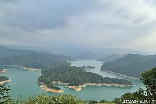 [新北景點] 石碇 - 鱷魚島景觀平台 ~ 青山綠水，翡翠水庫上的大鱷魚，北宜公路絕美秘境! 交通與停車資訊