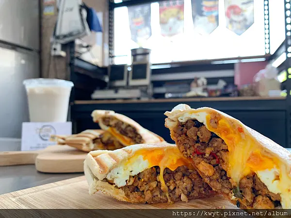 【美食/湖口】江湖吐司。湖口必吃美食，超狂熱壓吐司，銅板價吃得到的起司瀑布！現點現炒料、現烤，CP值超高｜江湖吐司菜單