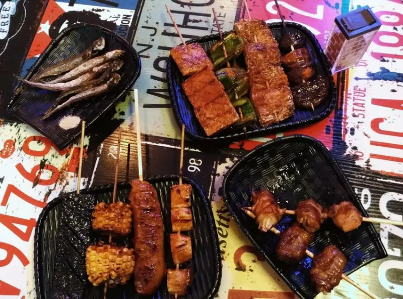 [府中捷運站美食]High串燒，價位便宜又適合年輕人3-5好友聚餐吃串燒配啤酒!#燒烤#啤酒#飛鏢#聚餐推薦#尾牙春酒推薦