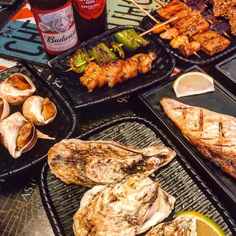 New Taipei, Taiwan High串燒/ 軟硬適中的豬小排，越吃越香的烤鯖魚，新鮮脆爽的翡翠螺，肥美指數爆表的日本廣島生蠔，超適合厭世上班族在下班後，吃個串燒，小酌一杯🍻