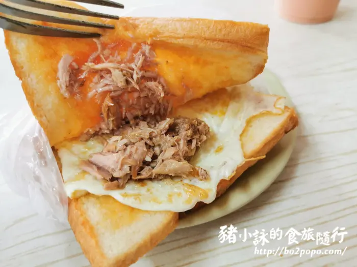 高雄。岡山》老字號新源發早餐店。清新獨特木瓜醬烤吐司(食尚玩家介紹) - 豬小詠的食旅隨行
