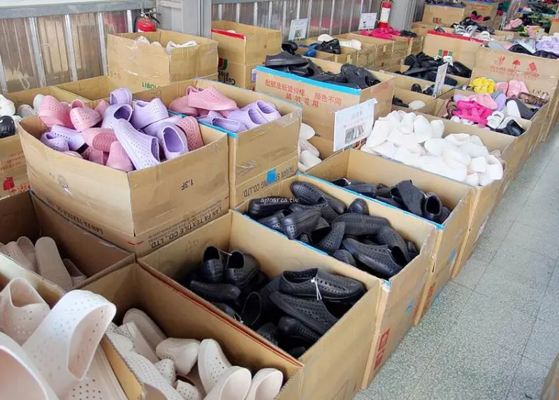在地製鞋廠EVA年終特賣會。銅板價50元買MIT拖鞋，秋冬保暖手套圍巾毛帽批價再七折