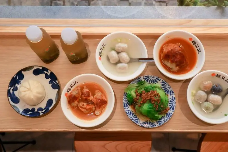 【淡水老街美食】福又又淡水魚丸：五色魚丸湯與一口小阿給，老字號新品牌！