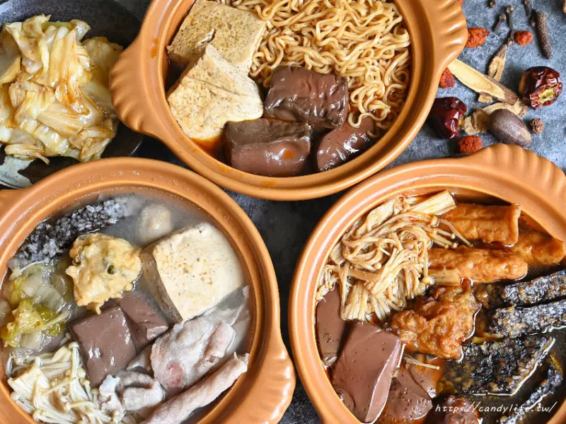 灶房川味麻辣│四川麻辣鴨血臭豆腐，湯頭香麻帶勁，口味超多，料多實在，還有酸白菜湯底，台中銅板美食推薦～