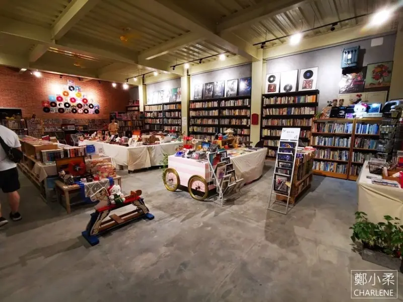 宜蘭礁溪|哲思書棧-文青書店|二手書|懷舊老物蒐藏|黑膠唱片|明信片.郵票|2F電影海報典藏館