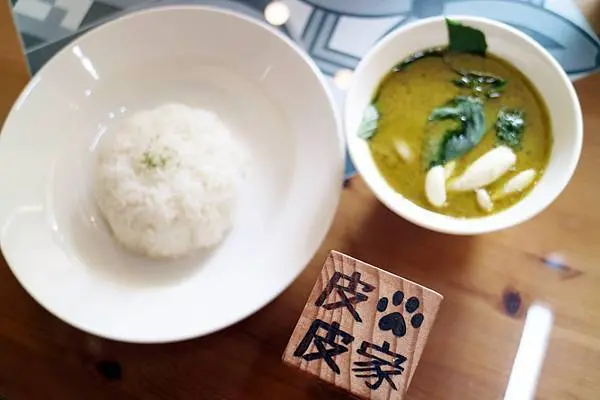 【皮皮家泰式咖哩】獨家自創椰蝦口味咖哩，讓人吃完超級懷念！還有多種泰式口味風味餐，讓你整天泰黑皮＊打開你的『今天吃什麼? APP』來到屏東吃最具特色的泰式咖哩飯吧