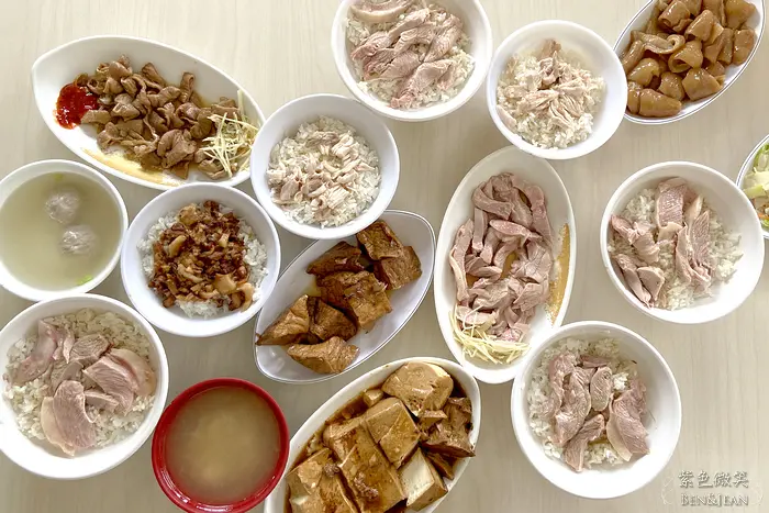 【阿里山火雞肉飯】雞肉片看似紮實但卻Q嫩可口帶幾分咬勁，醬汁鹹香適中搭配米飯超好吃|嘉義雞肉飯推薦