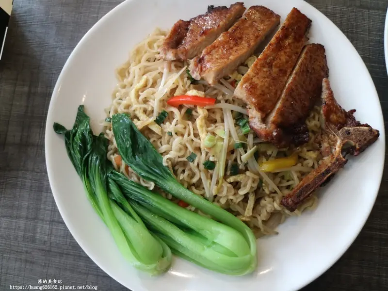 【新北三重區】三重美食『聚港食咖啡廳』#有駐唱歌手的不限時咖啡廳 #黯然銷魂飯 #炒公仔麵 #捷運菜寮站