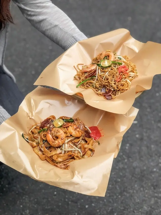 【饒河夜市美食】寶林咖啡館：偽出國道地大馬炒粿條、炒麵、炒飯。