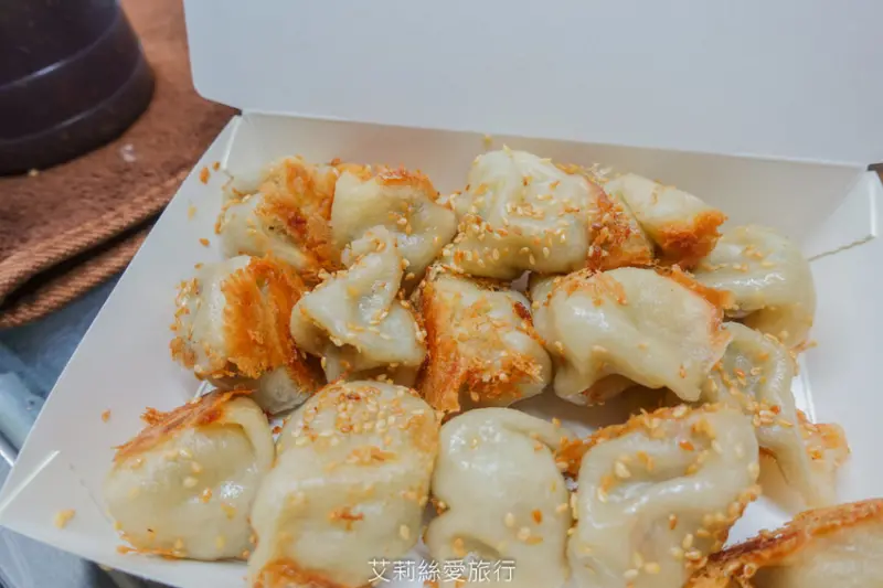 蘆洲美食》蘆洲夜市 福州包 一個不到4元！焦脆外皮清甜高麗菜內餡 10元銅板美食 - 艾莉絲愛旅行