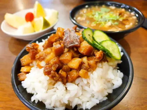 【台東美食】上味食堂 2019台灣滷肉飯節 懷舊風 骨董行李箱牆 很威的花生法式吐司