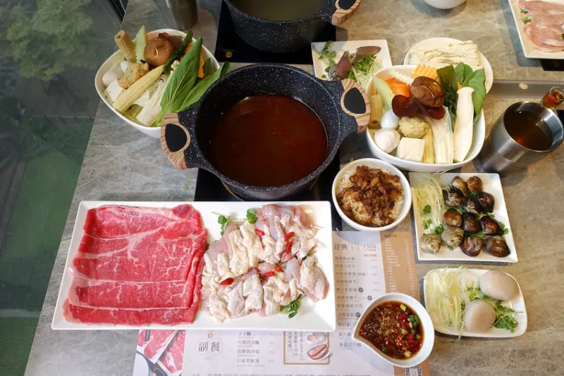 1+1鍋物進軍信義區ATT 4 FUN，一份價錢超值雙重享受，開幕前5天第2鍋5折