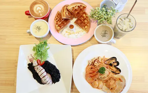 石牌咖啡廳【At EASE CAFE】｜清新明亮｜優雅歐風咖啡廳｜近榮總振興｜義大利黑米墨魚燉飯｜提供精緻包場服務｜2樓容納約50人｜投影布幕、投影機