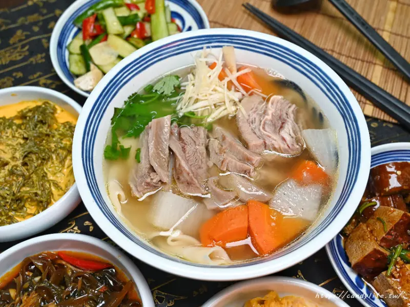 隆師傅牛肉麵│隱藏版在地人推薦特色小吃，不僅牛肉麵好吃，手作小菜也讓人欲罷不能～